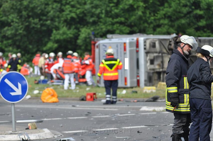 Schwerer Unfall mit Reisebus Lohmar Donrather Dreieck P137.JPG